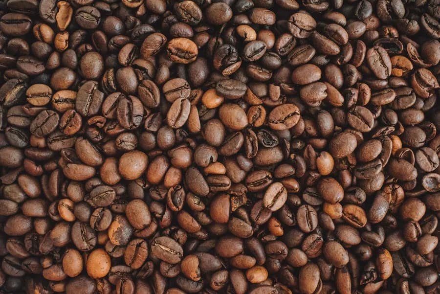 Grains de café torréfiés remplissant tout le cadre