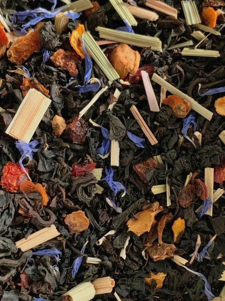 Thé en vrac : feuilles de thé noir, bleuets, citronnelle et morceaux de fruits